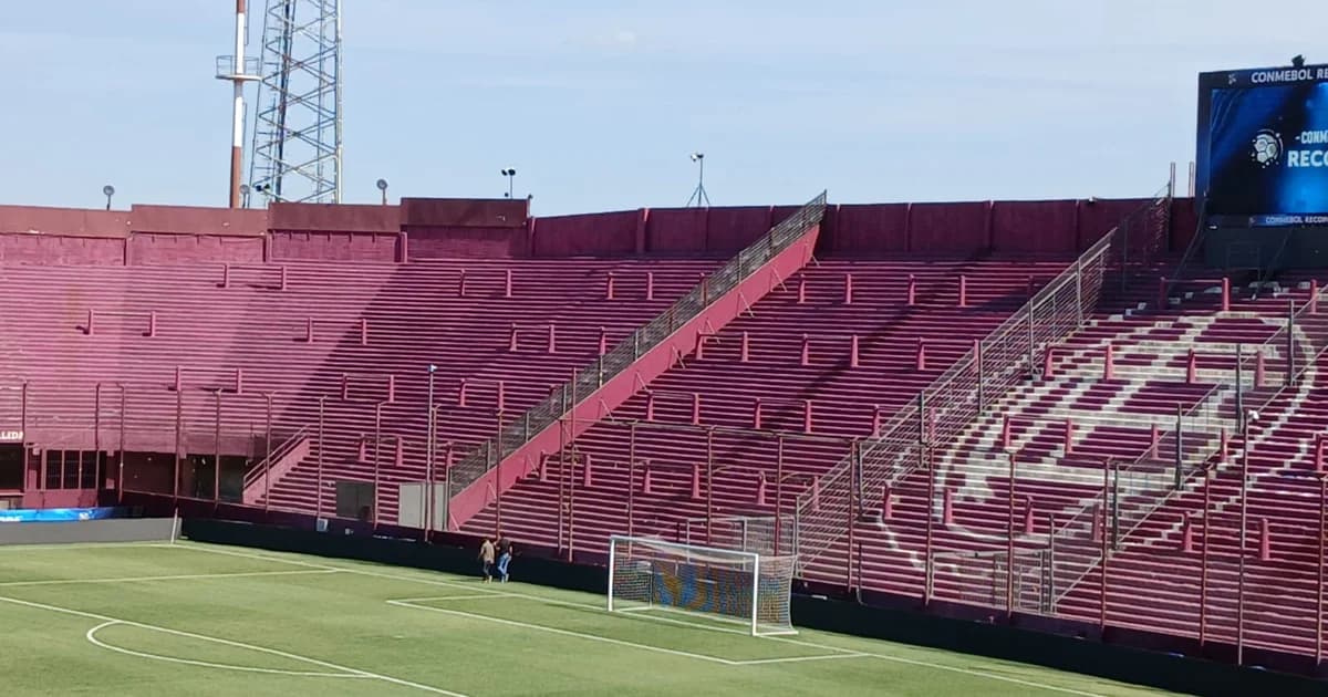 Ilustração editorial do Estádio La Fortaleza quase lotado na Recopa; torcida granata intensa, setor visitante esparso e contador '38.000+'.