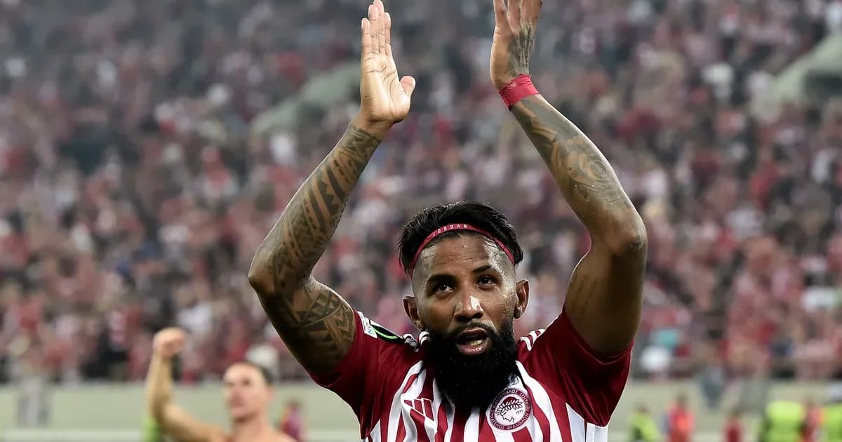 Jogador sentado em estádio vazio, celular na mão, ingresso e calendário “2026” — desabafo e determinação após ficar fora da Copa.