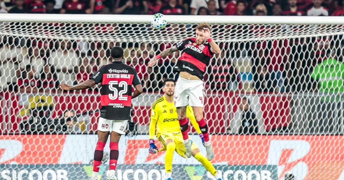 Goleiro Rossi do Flamengo sob pressão em estádio lotado, defesa falha, torcida apreensiva e técnico em postura de apoio