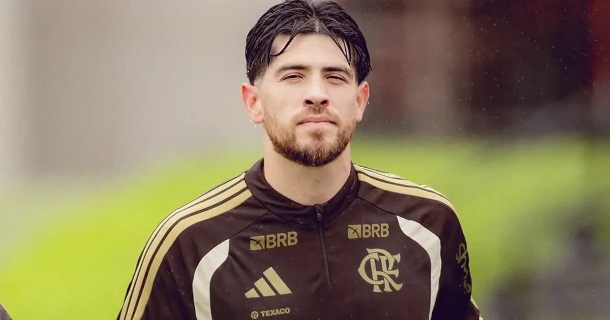 Goleiro no banco com luvas, treinador apontando, reserva aquecendo, estádio iluminado em cores do Flamengo, clima tenso