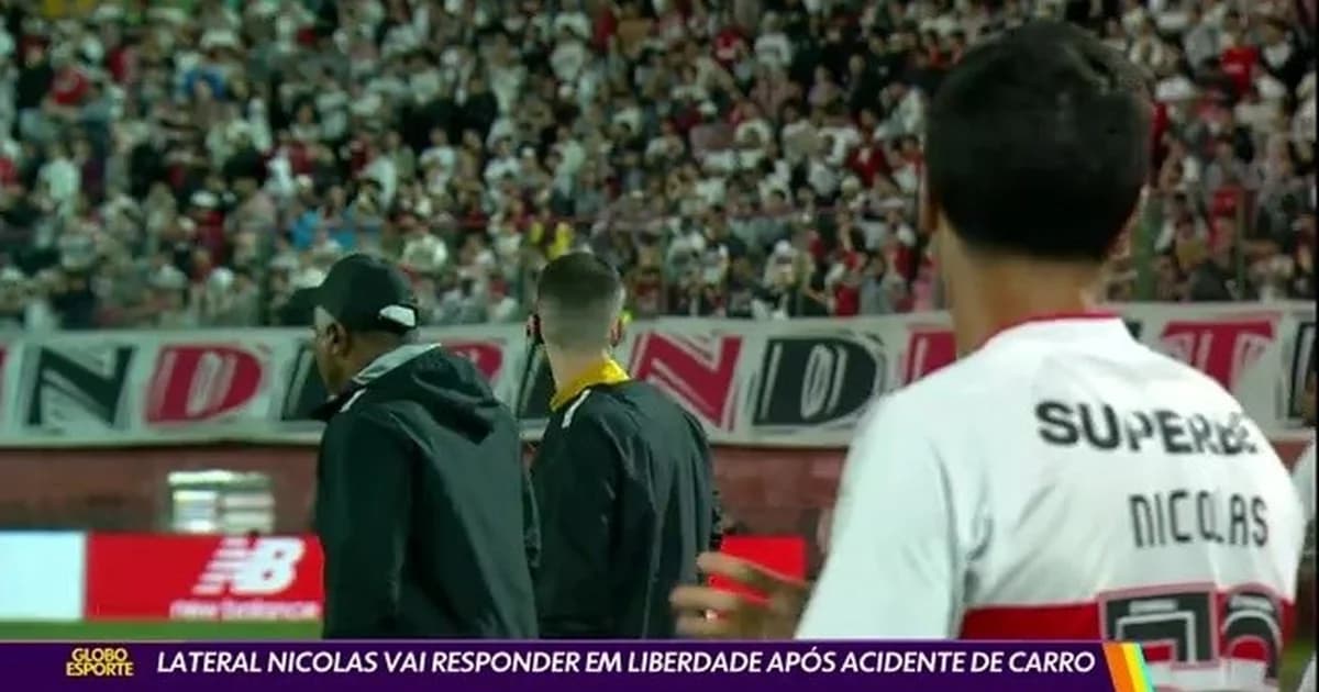 Taça das Bolinhas dourada no centro do gramado ao entardecer, com arquibancadas, torcida abstrata e projeção simbólica da balança da justiça.