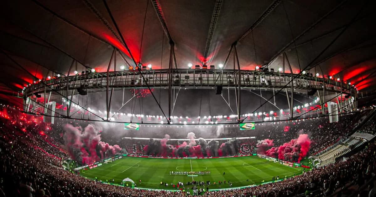 Torcida Jovem comemorando em estádio, bandeiras sem logos e sobreposição de símbolo judicial, referência à suspensão anulada