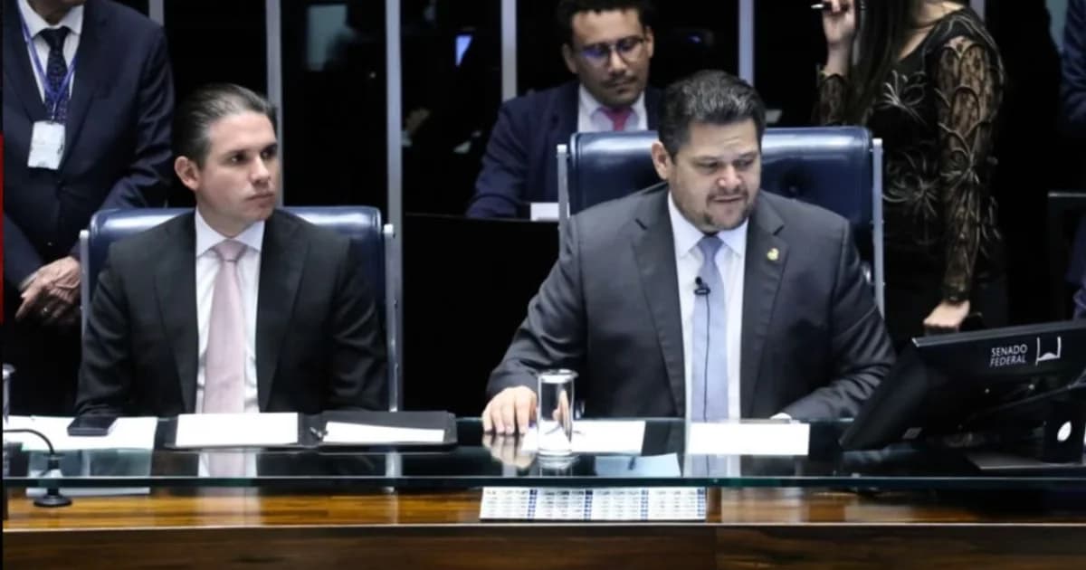 Torcida em estádio com faixas por justiça fiscal; balança simboliza distorção tributária entre clubes associativos e SAFs, '2027' no placar.