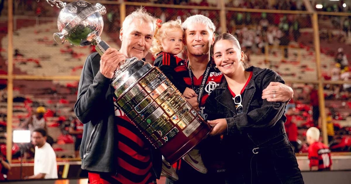 Ilustração editorial de um lateral-direito celebrando quatro anos no Flamengo, com estádio, troféus, cores vermelho e preto e torcida em festa