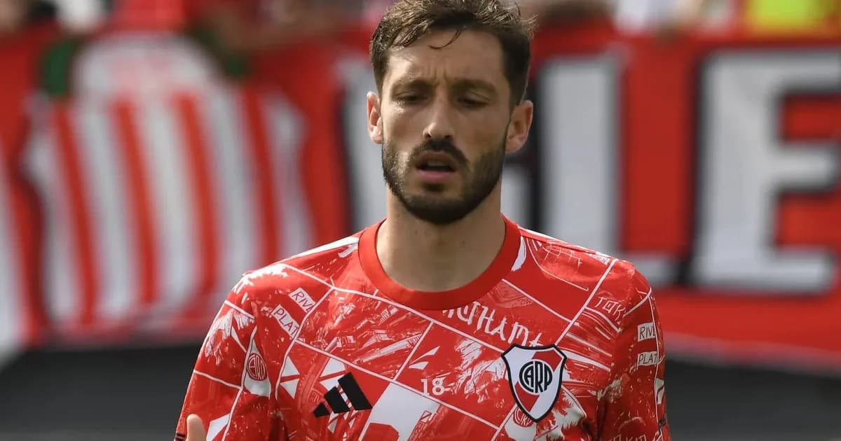 Jogador sentado no banco em estádio vazio, relógio e contrato simbolizam incerteza sobre sequência e futuro no futebol.