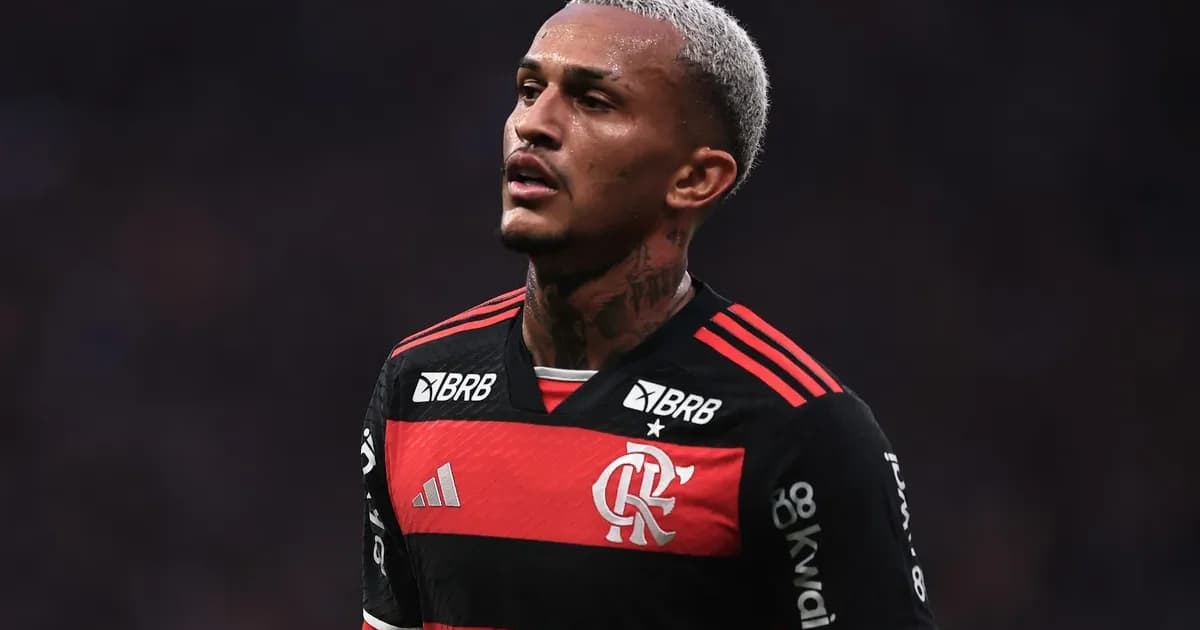 Lateral-direito segurando adutor da coxa esquerda após lesão em amistoso; equipe médica e estádio ao fundo, Copa do Mundo 2026