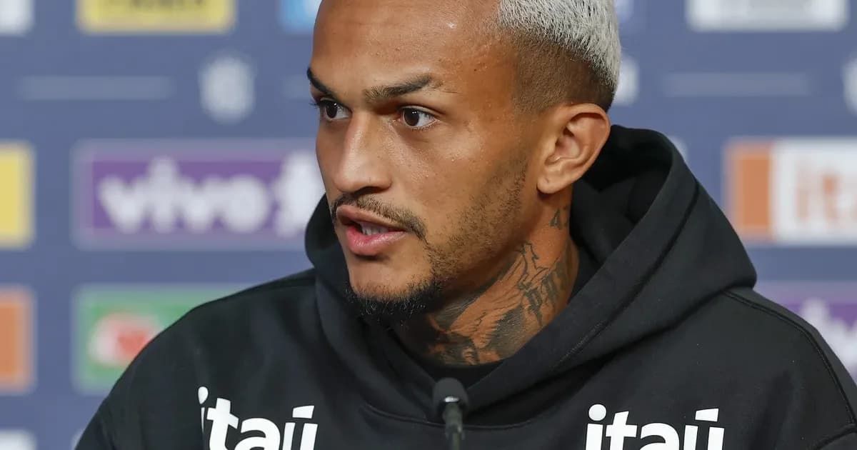 Jogador anônimo de costas com camisa amarela em estádio da Copa, multidão desfocada e atmosfera de pressão da Seleção.