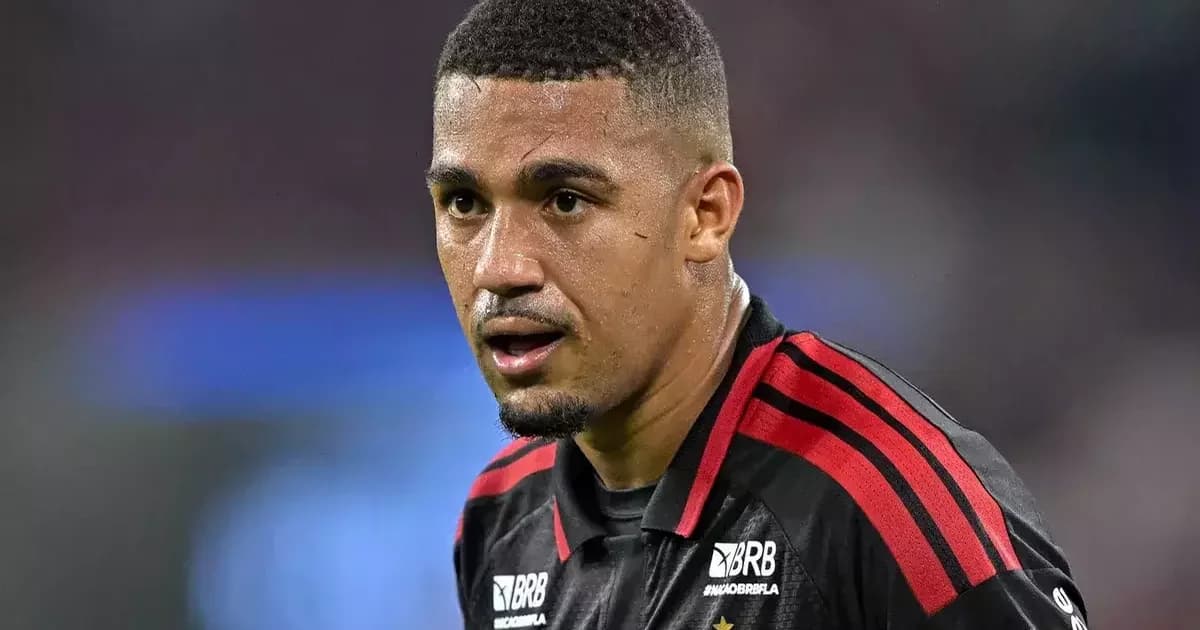 Meia com punho engessado no túnel do estádio, técnico apontando quadro tático ao fundo; lesão, fratura e reorganização do time.