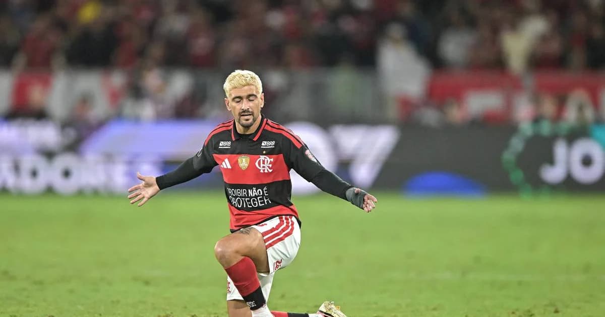 Ilustração editorial: substituição decisiva na Libertadores, jogador com punho enfaixado entra em campo enquanto técnico sinaliza, estádio tenso