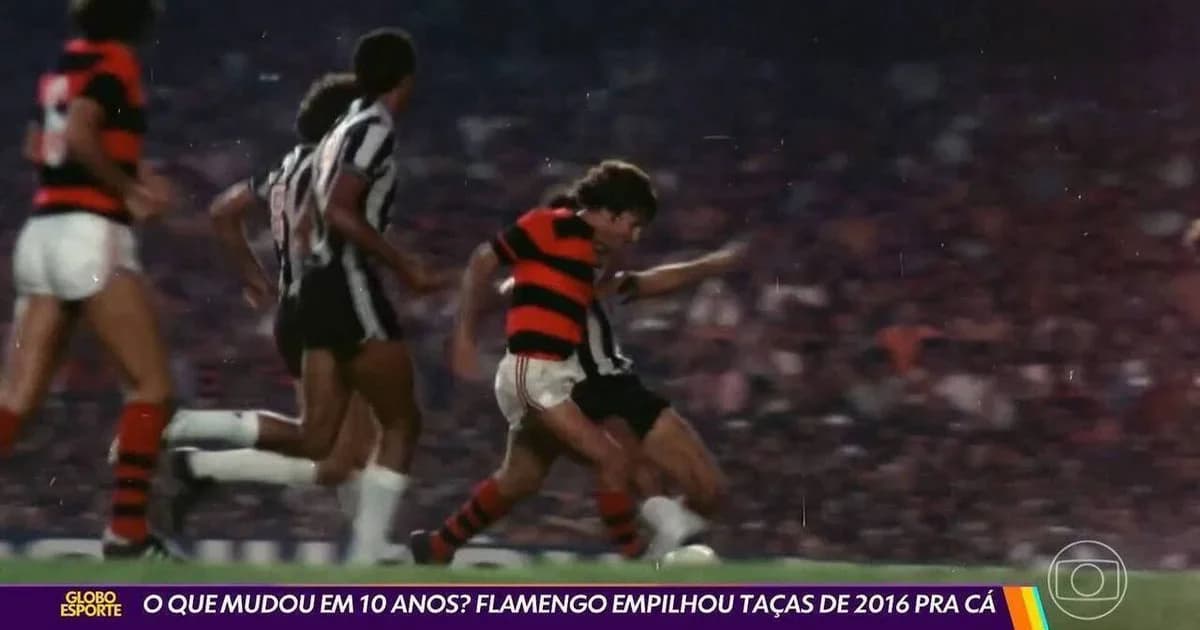 Atacante anônimo comemora gol no estádio; disputa da artilharia do Campeonato Brasileiro, placar 16-15 ao fundo.