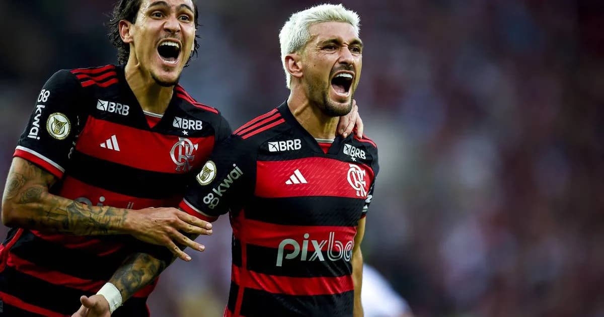 Ilustração editorial de estádio com silhuetas por posição; destaque para lateral-direito com número 47; artilheiros do Flamengo.