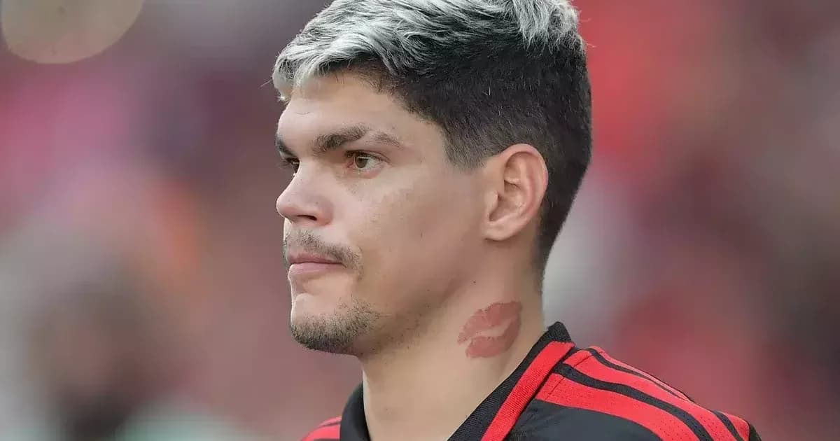 Lateral-esquerdo Ayrton Lucas sendo apoiado por companheiros no estádio, mostrando titularidade e resiliência no Flamengo