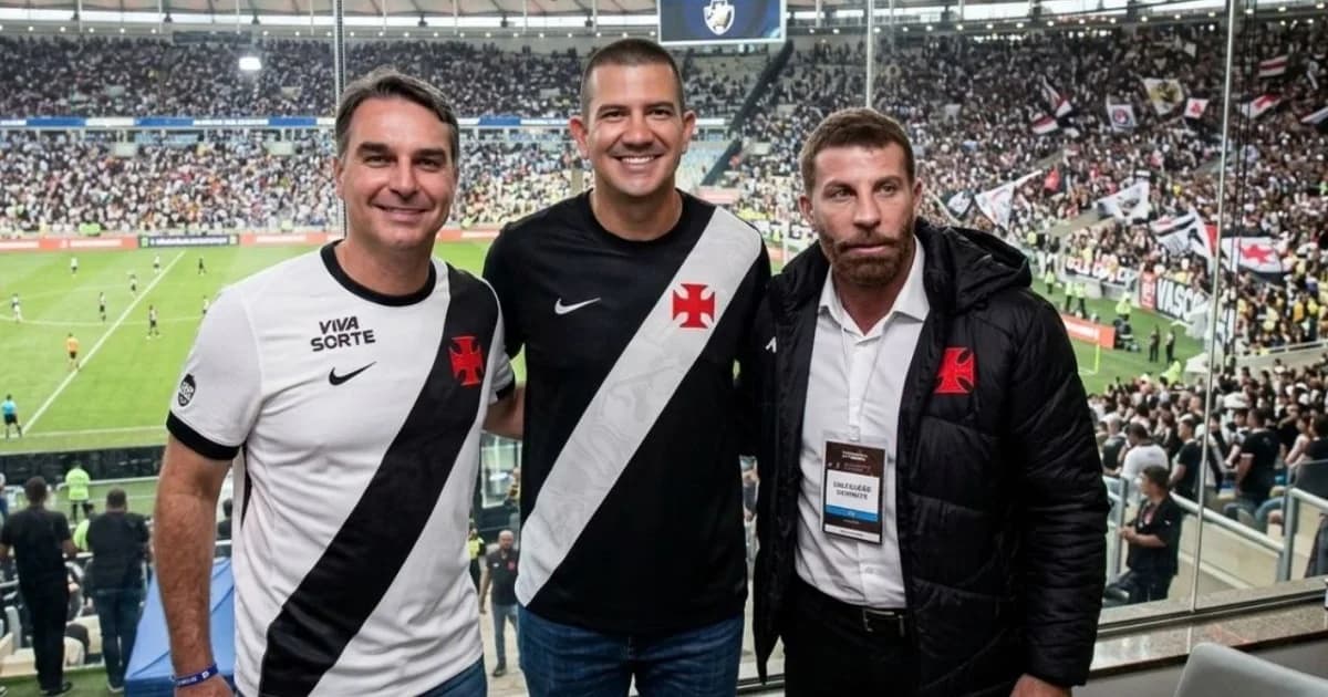 Maracanã ao entardecer, arquibancadas divididas, multidões em silhuetas e figuras políticas sombreadas; tema concessão e tensão política