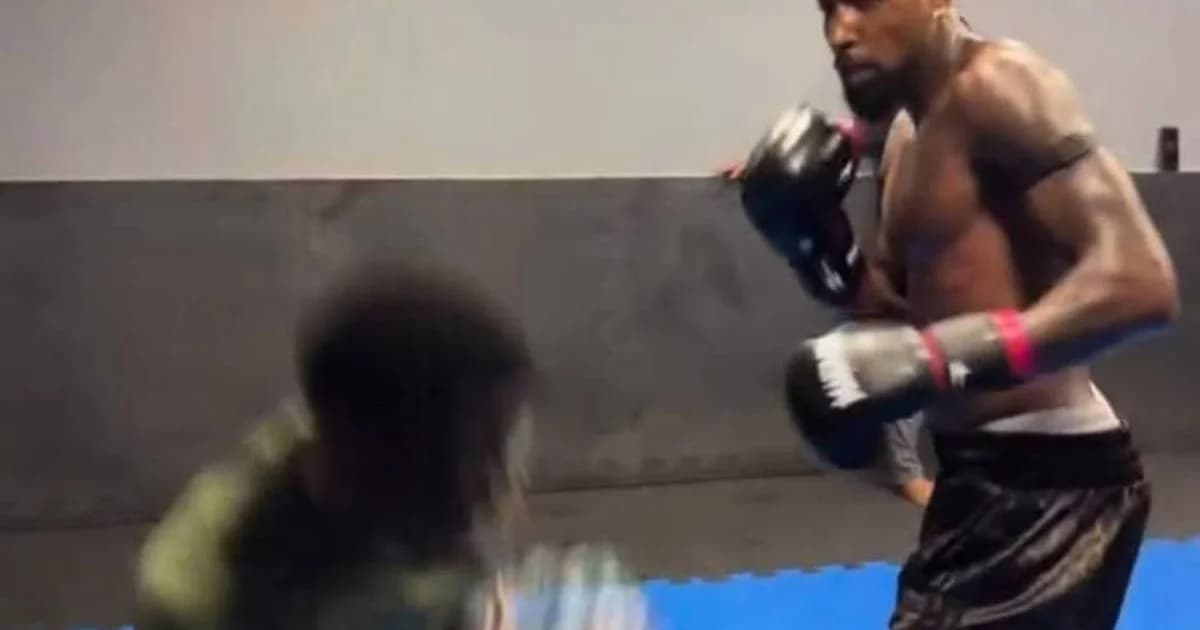Lateral-direito treinando boxe e futebol no centro de treinamento, ringue e campo com estádio ao fundo, foco em movimento e treino
