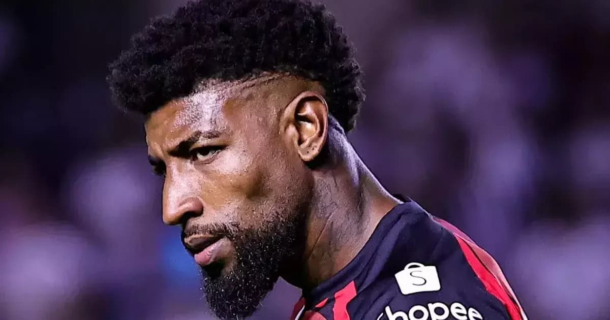 Emerson Royal em ação: lateral-esquerdo do Flamengo consolidando titularidade em estádio lotado, torcida em vermelho e preto.