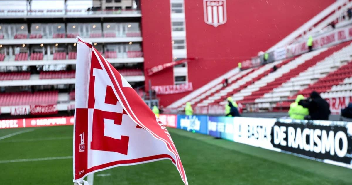 Interior do Estádio UNO: torcida da casa lotada e setor visitante vazio, tensão pela capacidade do setor para a semifinal da Copa Libertadores.