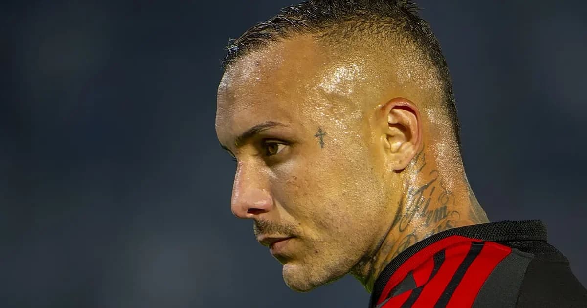 Atacante em silhueta em estádio dividido entre torcidas, tensão pela transferência de Everton Cebolinha entre Vasco e Flamengo.