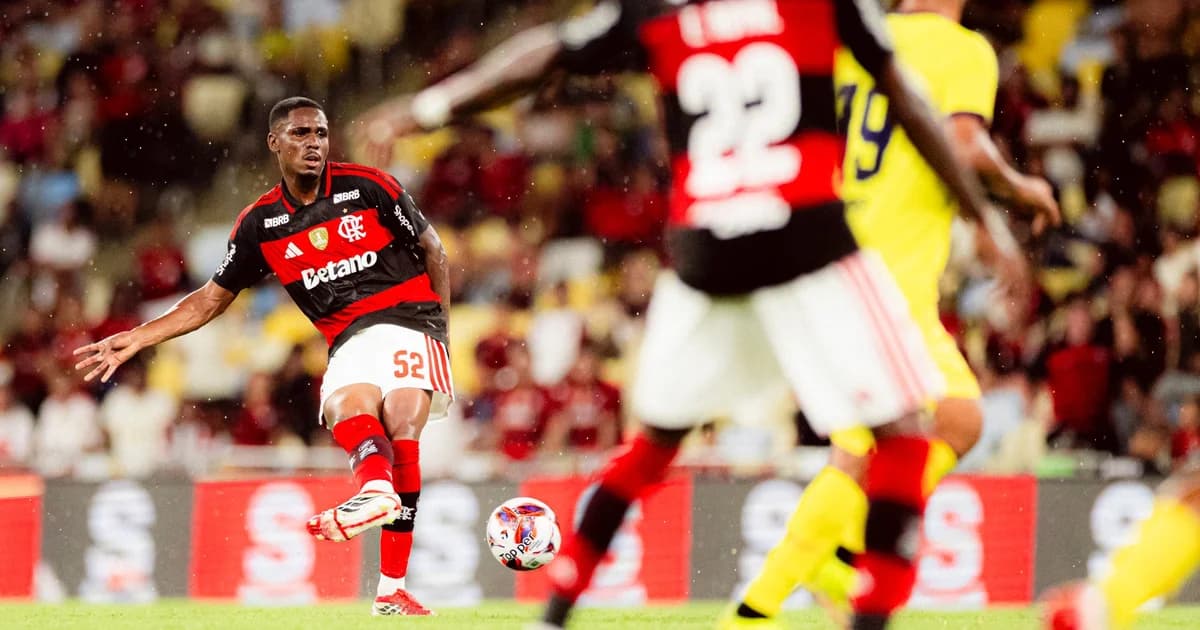 Meio-campista Evertton Araújo em ação, comprometimento com o Flamengo, estádio lotado em tons rubro-negros