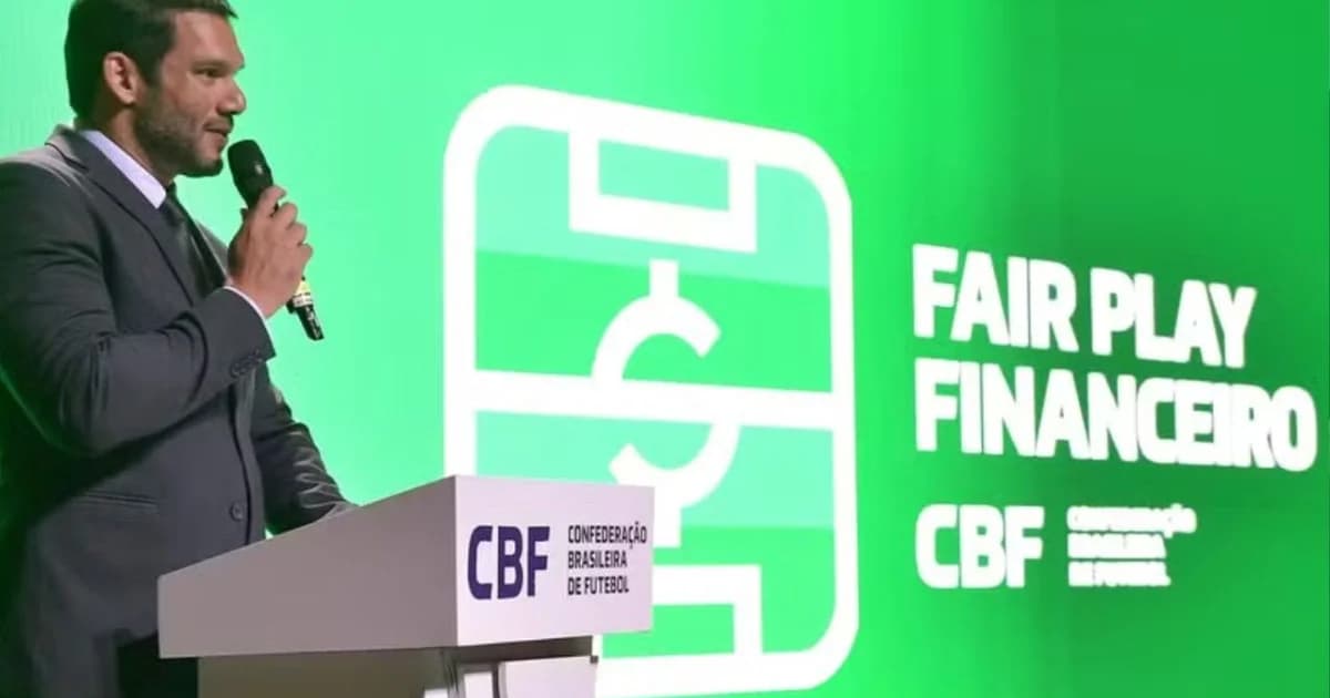 Estádio com representantes sem rosto, clubes reunidos, calendário Dez/2025, documentos e balança simbolizando fair play financeiro e pedido de adiamento