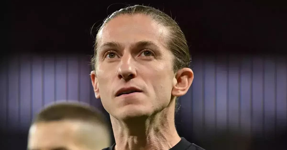 Ilustração editorial: Filipe Luís como treinador comemora três vitórias pelo Monaco em estádio lotado, torcida, confete e placar '3/3'.