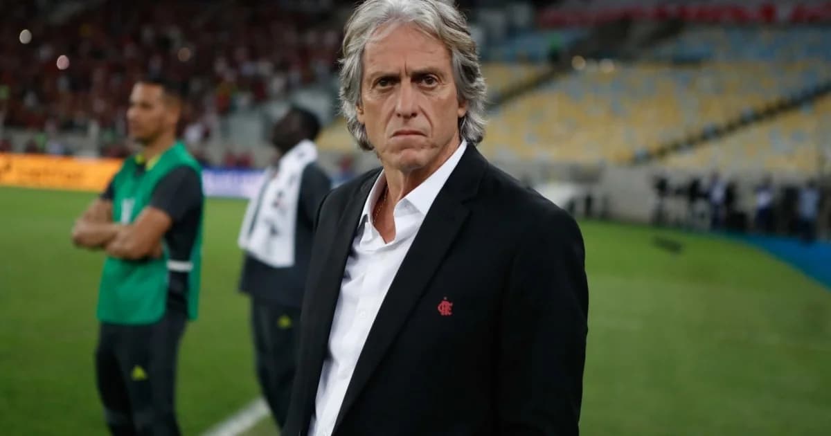 Estádio lotado ao entardecer, kits vermelho-e-preto genéricos, sobreposição tática (setas, heatmap) highlight do legado tático Flamengo 2019