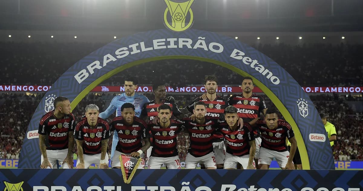 Ilustração editorial de estádio rubro-negro: lateral veterano sem rosto, contrato congelado e ícones do mercado de transferências ao fundo.