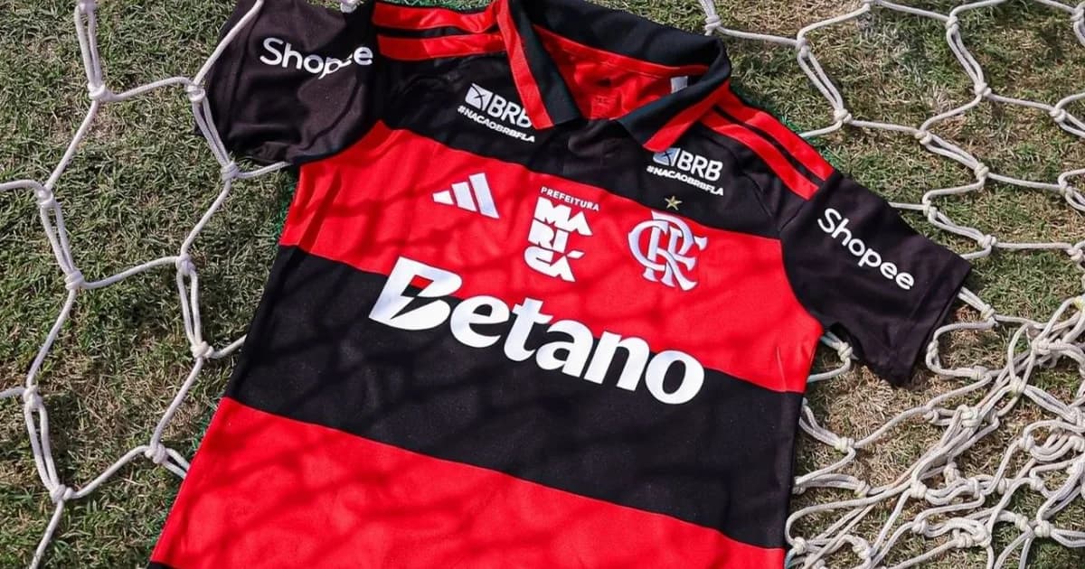 Jogadoras femininas comemorando no estádio, destaque para a marca 'Maricá' no centro do uniforme, torcida ao fundo.