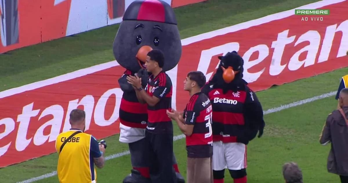 Flamengo apresenta dois atacantes no Maracanã: torcida vibrando, confetes e luzes do estádio.