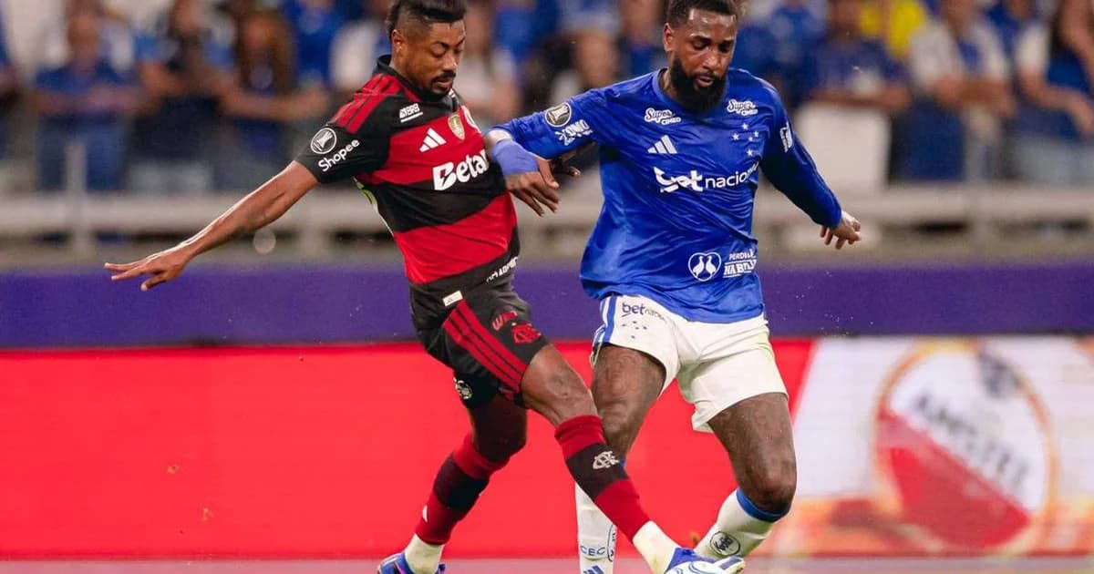 Dois jogadores de costas em estádio iluminado, documentos e balança simulam ação judicial e disputa entre clubes.