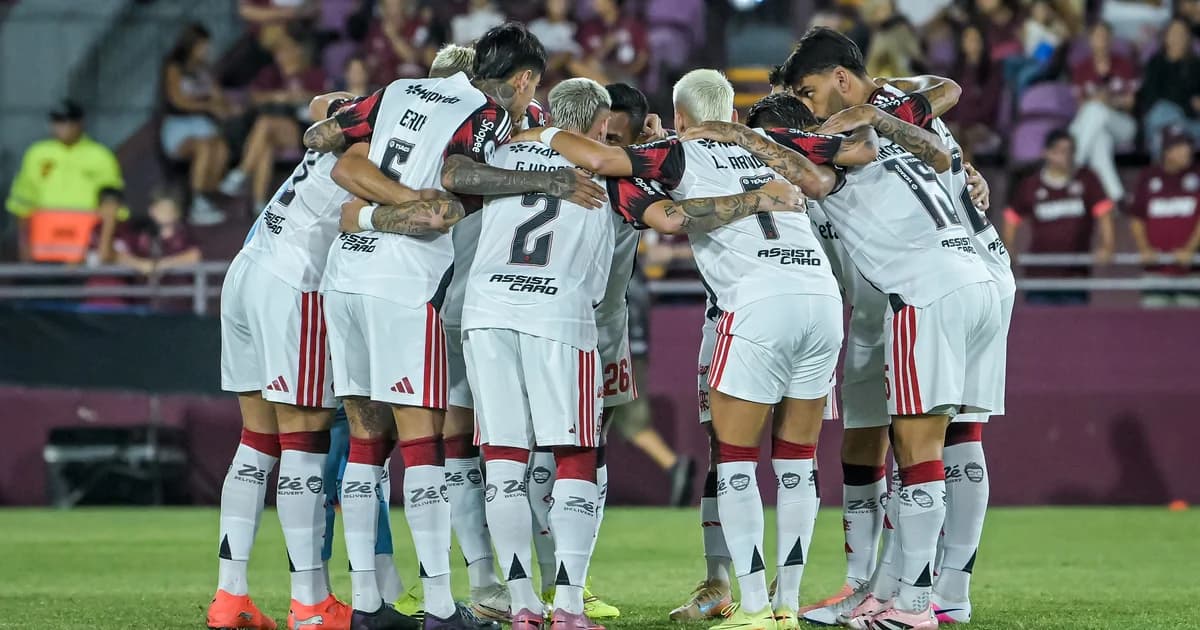 Maracanã lotado, torcida do Flamengo em vermelho e preto, jogadores anônimos atacando, taça dourada e tensão rumo ao bicampeonato da Recopa