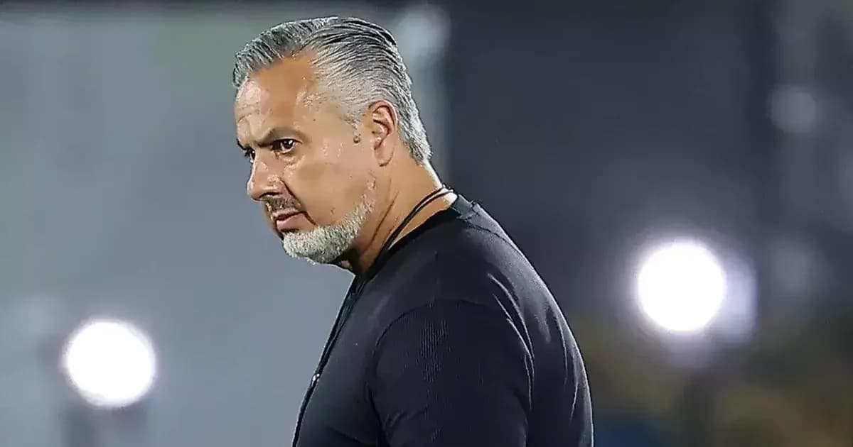 Apresentação de jovem meio-campista contratado pelo Flamengo: estádio iluminado, torcida ao fundo e placar mostrando R$3 mi e Sub-20.