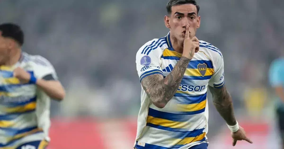 Maracanã lotado na semifinal da Libertadores, jogadores genéricos disputam bola, torcida com cores do Flamengo e Estudiantes