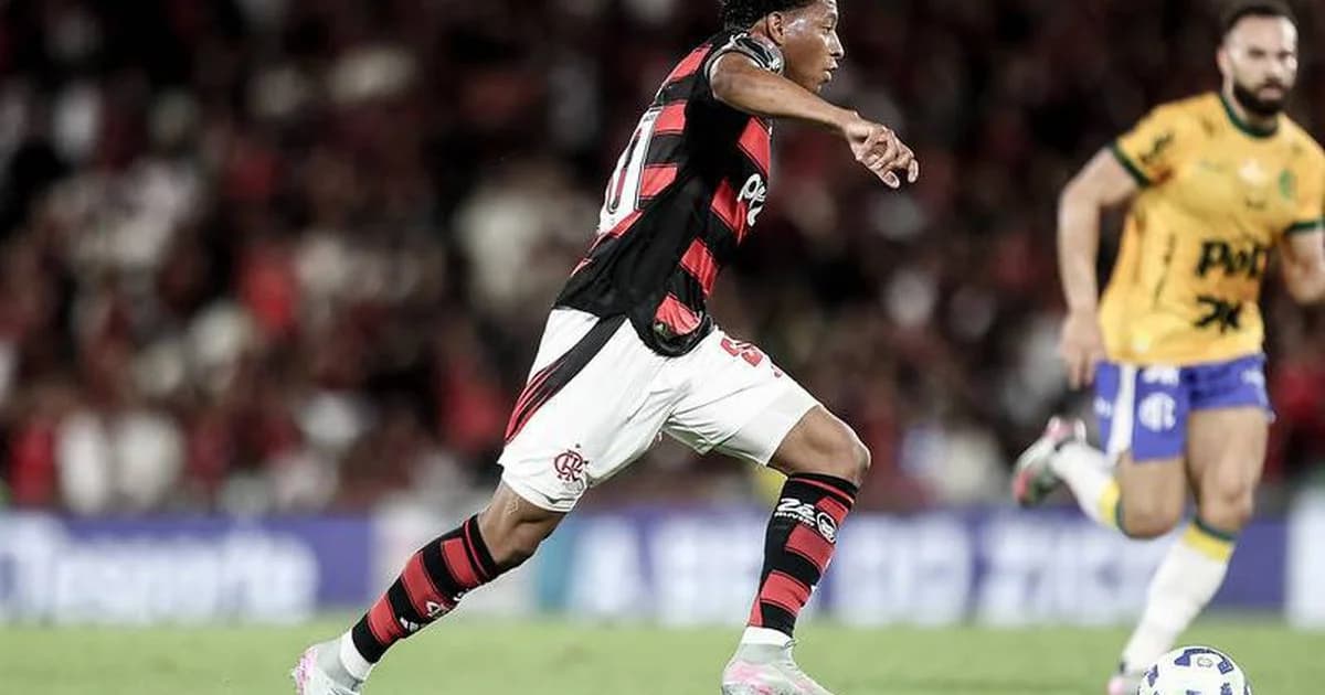 Estádio vazio com contratos carimbados “pausados”, placar -33,8M — Flamengo freia contratações por déficit orçamentário.
