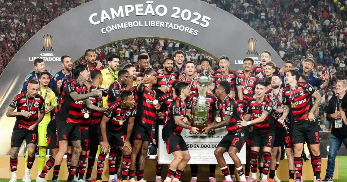 Torcida do Flamengo em estádio noturno, confetes dourados e silhueta de troféu simbolizando indicação ao Clube do Ano (Bola de Ouro)