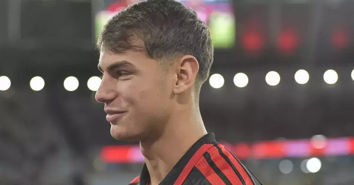 Ilustração editorial: jovem jogador em treinamento no estádio vazio, técnico orientando a integração do Flamengo na Data FIFA