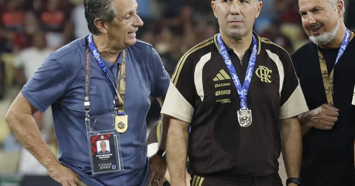 Estádio rubro-negro ao entardecer, técnico e presidente em silhuetas, clima de decisão para o Campeonato Brasileiro