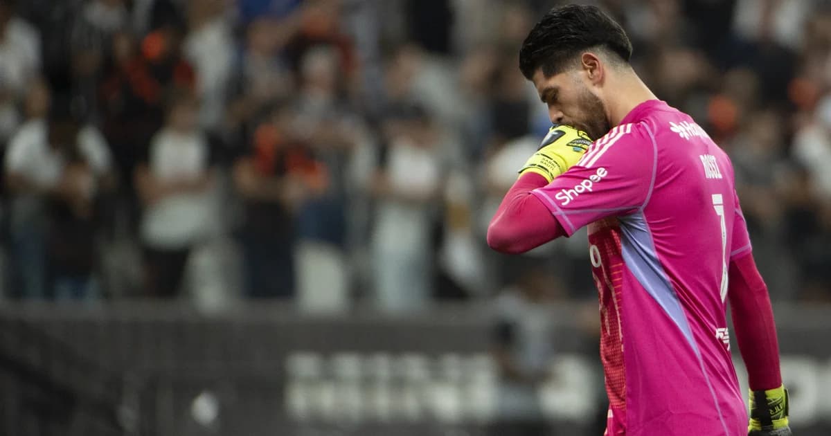 Goleiro de costas em estádio lotado, contrato transparente e técnico em silhueta, torcida e cores vermelho e preto.