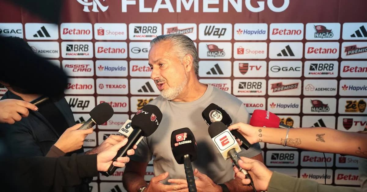 Diretor do Flamengo observa mapa de Portugal com quatro silhuetas de jogadores em ação no estádio — cena de scouting e transferência.