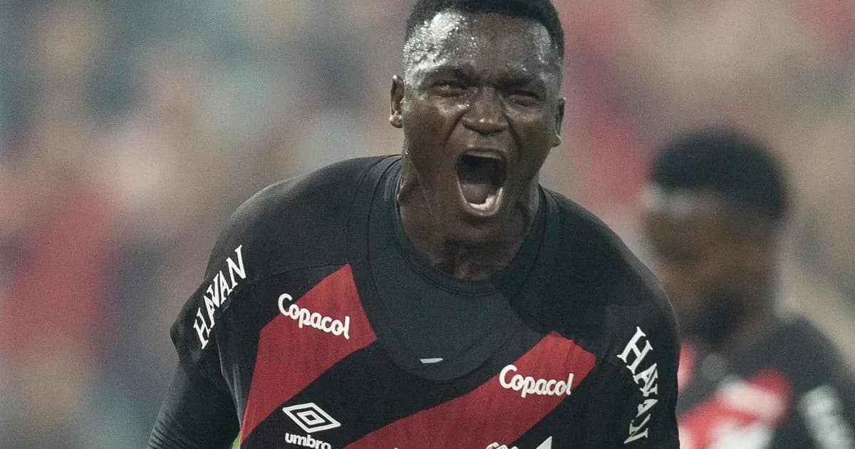 Ilustração editorial: olheiro do Flamengo observa atacante em ação no estádio ao entardecer, com gráficos de monitoramento e clima de negociação.