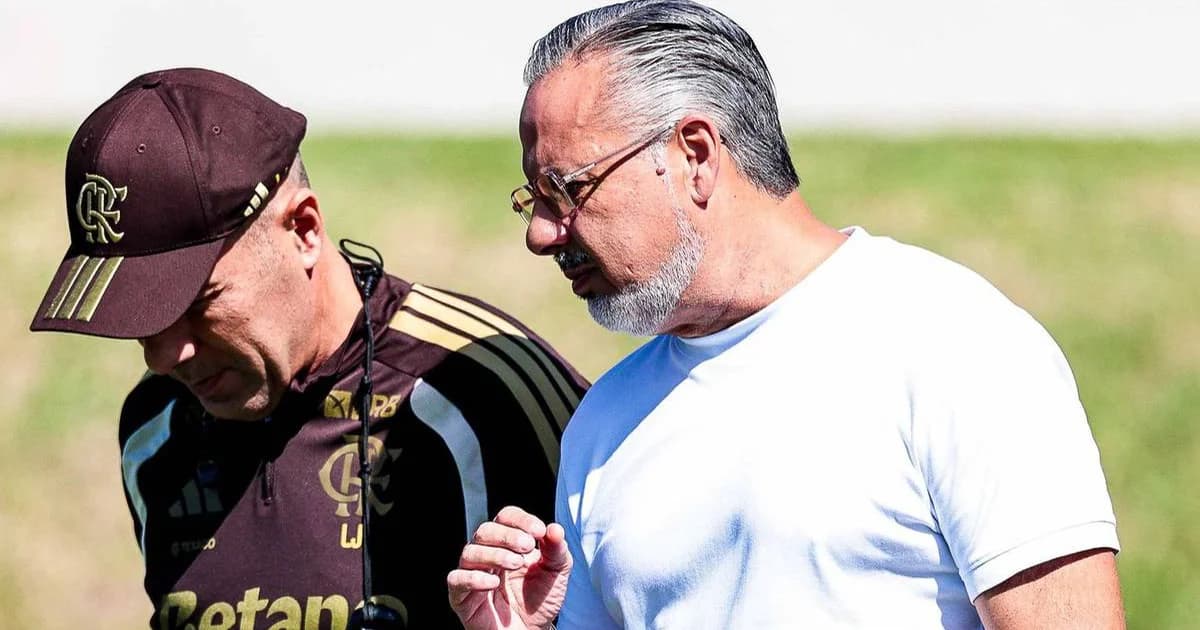 Dois atacantes em silhueta correm no estádio do Flamengo, torcida em vermelho e preto e contrato flutuante simbolizando negociações