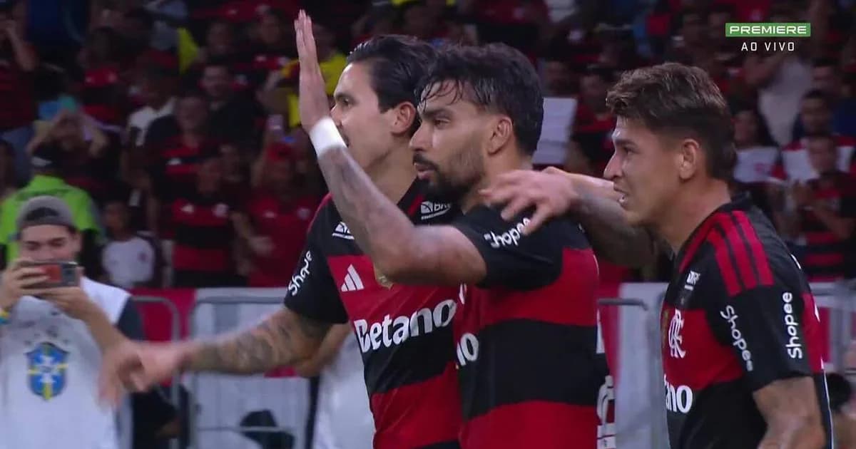 Jogador no Maracanã segurando a coxa direita, substituição e equipe médica em campo, torcida preocupada ao fundo