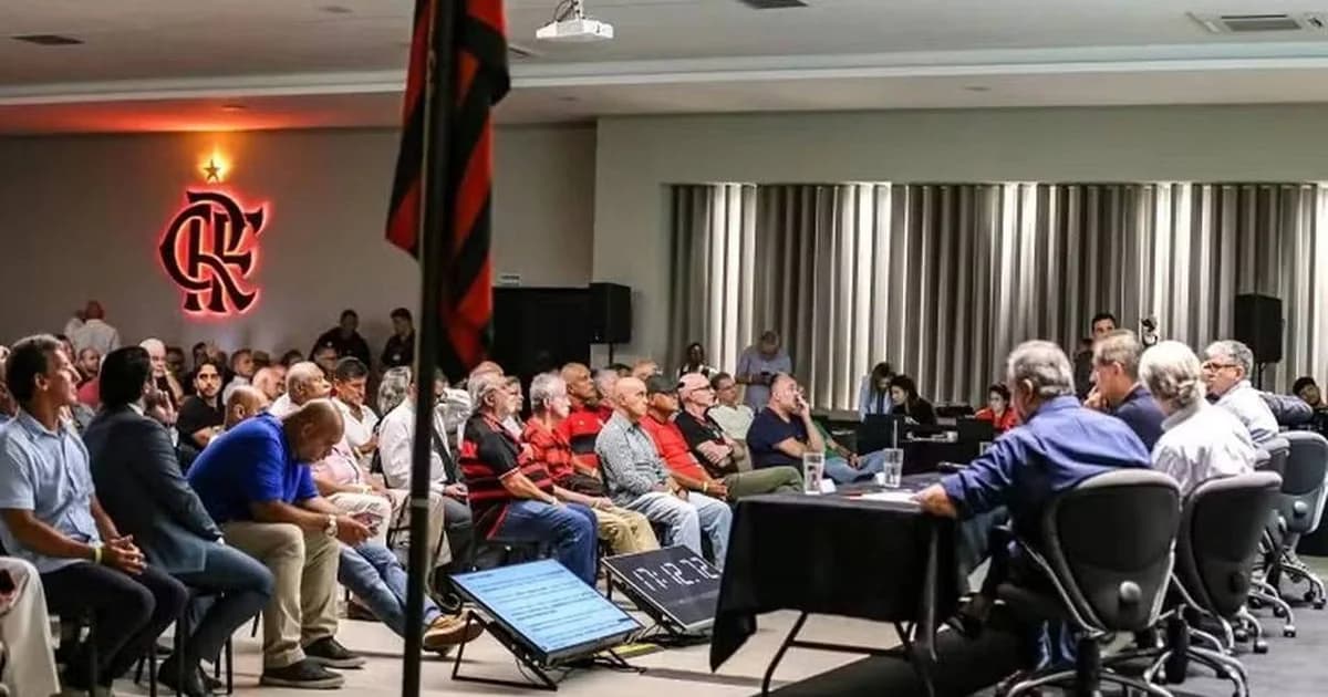 Sócios do Flamengo entregam pedido de afastamento do vice de Administração com documentos e arquibancada ao fundo.