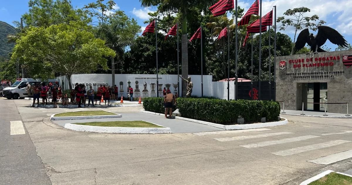 Estádio ao entardecer com balança da justiça e documentos, simbolizando pedido do Flamengo por fair play financeiro mais rígido.