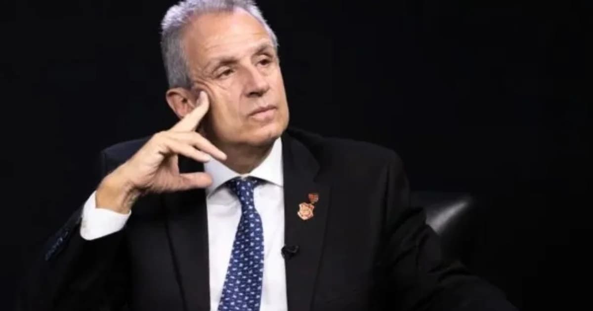 Estádio com torcida do Flamengo sem rostos, símbolo '5%', documento 'PLP 21/2026' e números 421-3, ilustrando impacto fiscal.