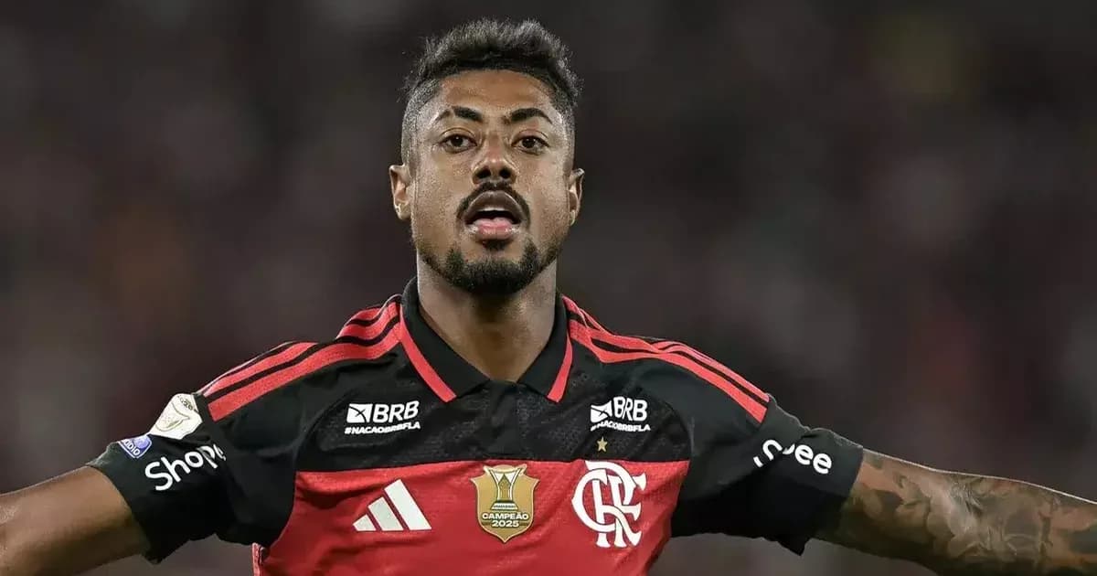 Atacante titular com camisa rubro-negra sem logos, em estádio argentino lotado, torcida tensa na noite da Libertadores.