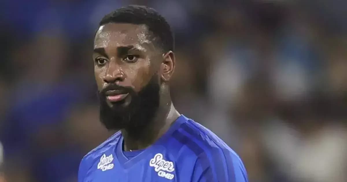 Jogador ex-Flamengo não comemora gol do Cruzeiro no último minuto; torcida dividida e clima de polêmica no estádio.