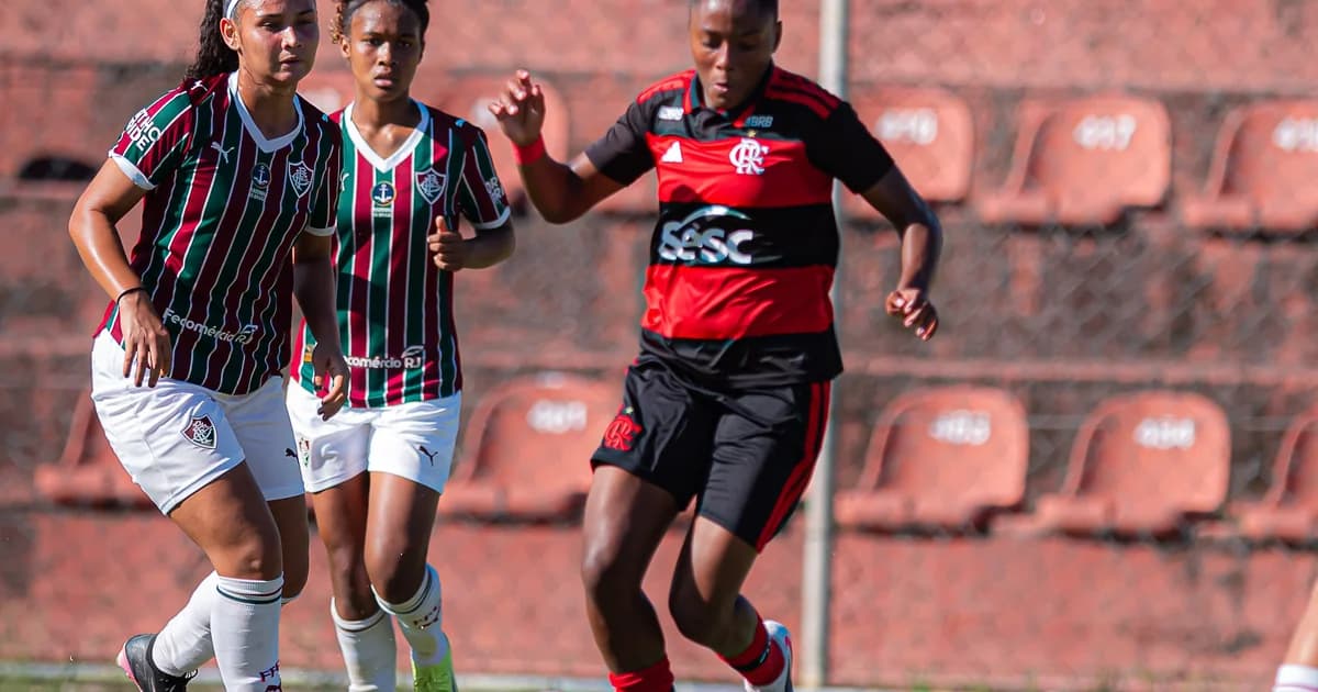 Ilustração de jogadoras Sub-20 em Xerém: atacante do Flamengo comemora gol, goleira defendendo, torcida e placar 3x1.