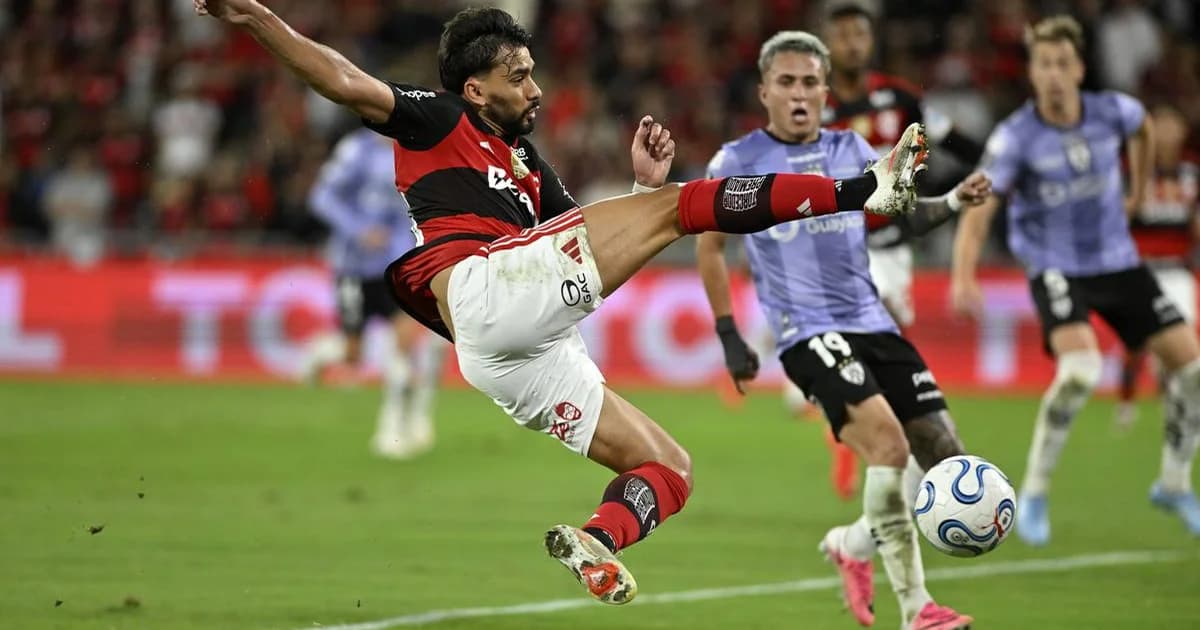 Ilustração: estádio noturno, técnico reorganiza time; jogador com imobilizador no punho no banco — desfalque do Flamengo (Arrascaeta) nas semifinais