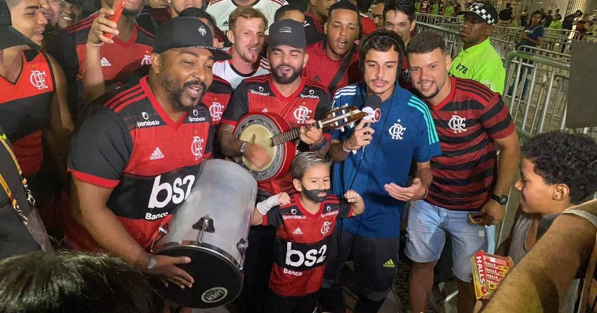 Garoto de 12 anos do Flamengo comemorando gol no estádio, cachecol vermelho e preto, torcida vibrante; cena nostálgica que viralizou