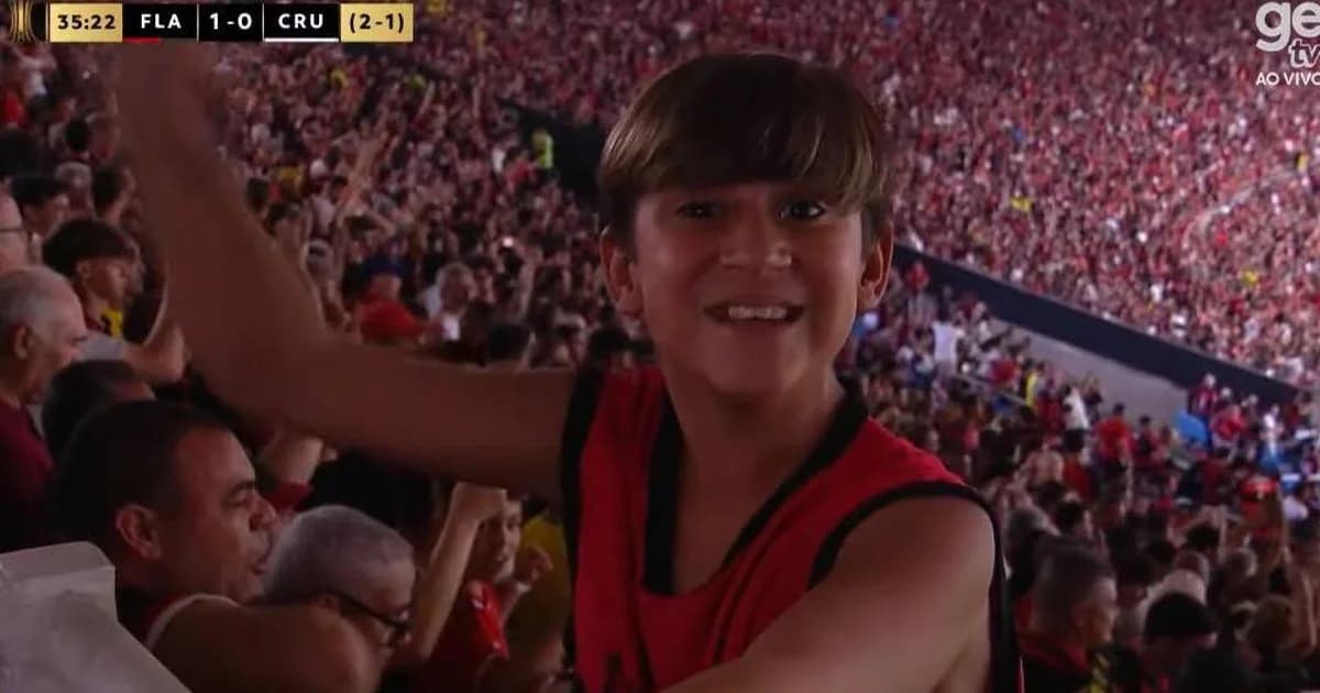 Torcedor jovem viraliza na comemoração da vitória do Flamengo na Libertadores: multidão rubro-negra, celular e confetes no estádio
